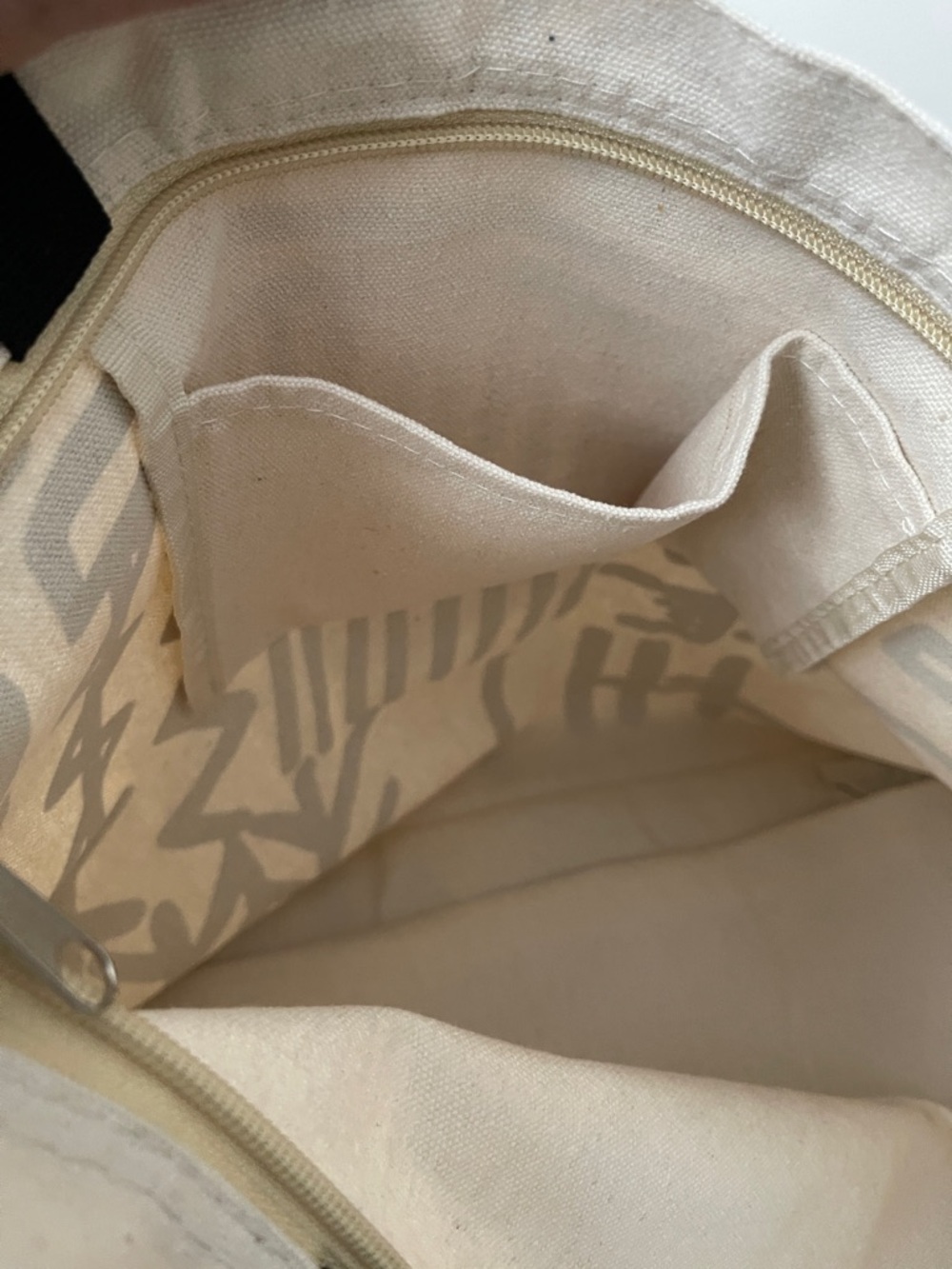 NWOT..Black & White Abstract Canvas Tote Bag With Zipper - Picture 4 of 7